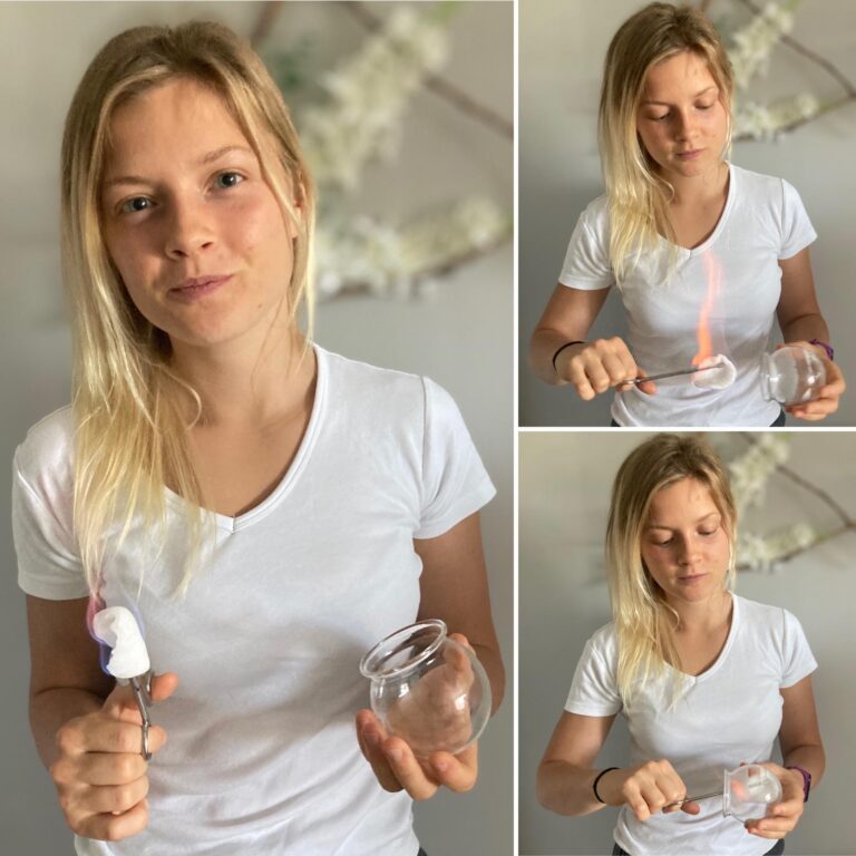 Šárka Böser, certifikovaná masérka z Prahy, s baňkami při přípravě masáže.